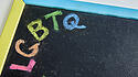 LGBT in Regenbogenfarben auf einer Kreidetafel