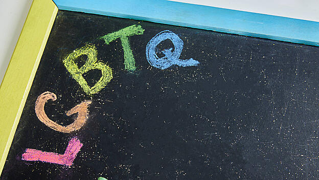LGBT in Regenbogenfarben auf einer Kreidetafel