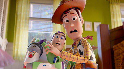 Im Kinderzimmer trifft die digitale Invasion auf analogen Widerstand: Szene aus &bdquo;Toy Story 5&ldquo;.
