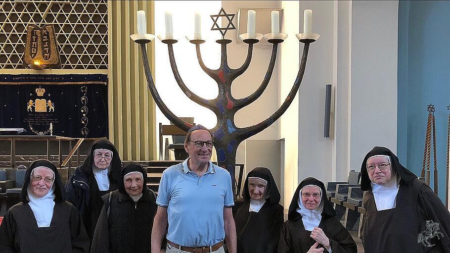 Kölner Karmelitinnen zu Besuch in der Synagoge in Köln