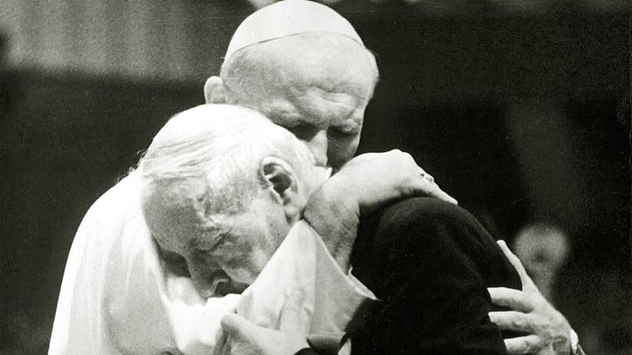Kardinal Wyszinski drückt Papst Johannes Paul II.
