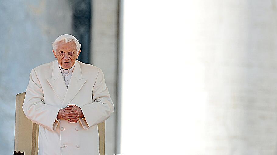 Benedikt XVI. bei seiner letzten Generalaudienz auf dem Petersplatz im Vatikan