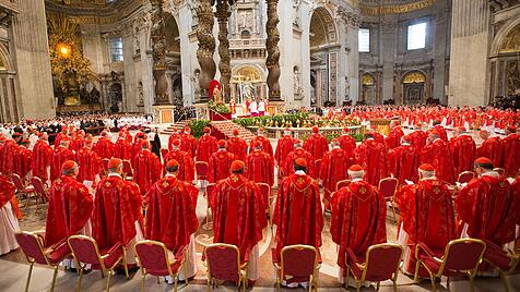 Kardinäle verfolgen am 12.03.2013 im Petersdom im Vatikan die Wahl-Messe "Pro Eligendo Romano Pontifice"