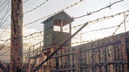 Wachturm am Grenzzaun eines sowjetischen Straflagers