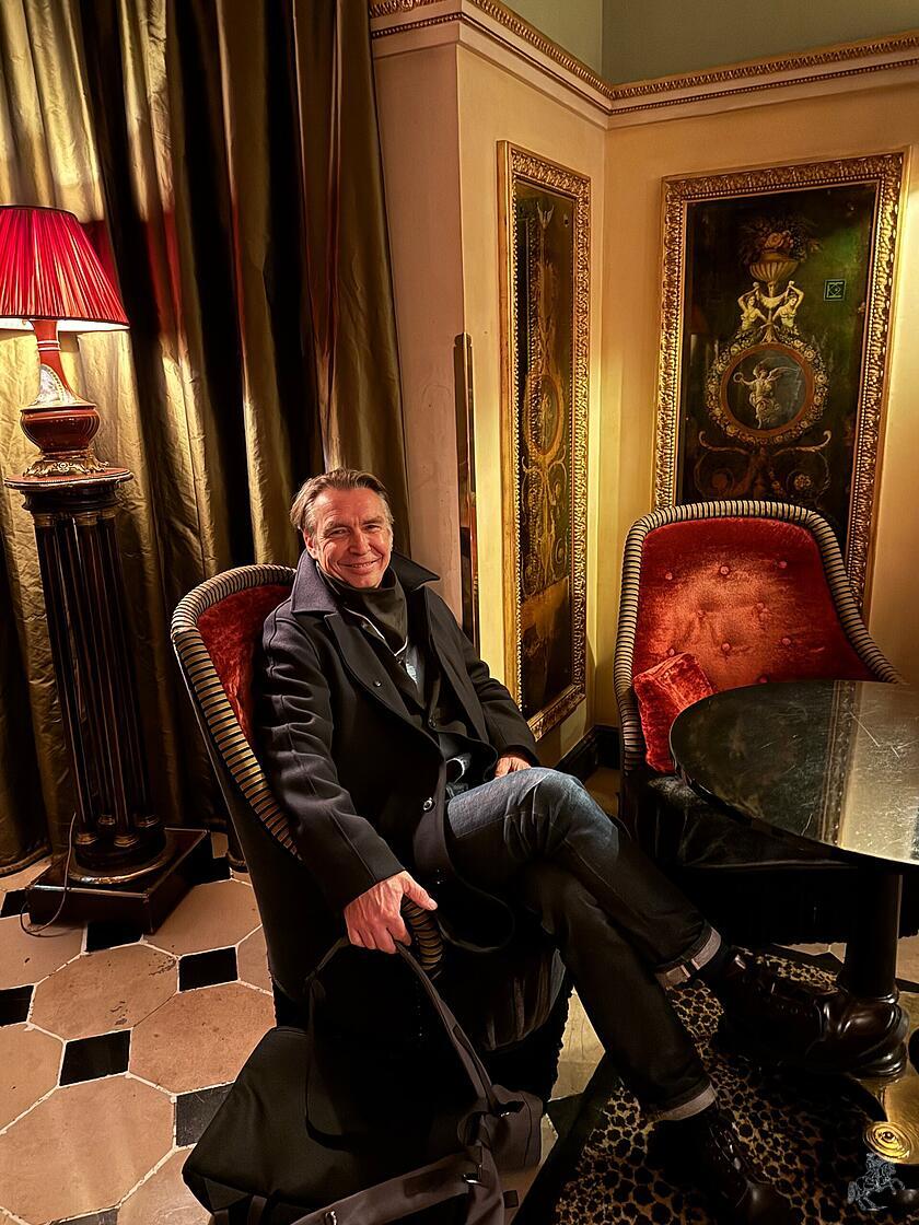 Fr&eacute;d&eacute;ric Lo erntet hymnische Kritiken f&uuml;r sein neues Projekt mit Michel Houellebecq, unsere Autorin traf ihn im ehemaligen H&ocirc;tel d&rsquo;Alsace.