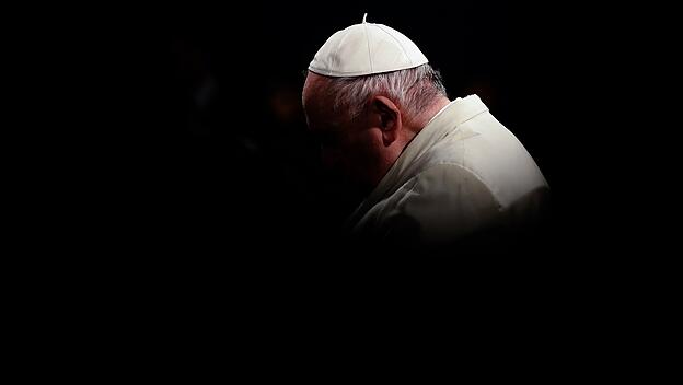Papst Franziskus w&auml;hrend der Fackelprozession auf der Via Crucis (Kreuzweg) am Karfreitag