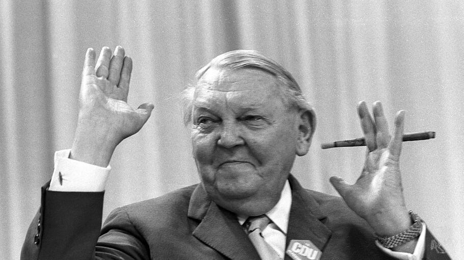 Ludwig Erhard, Wirtschaftspolitiker mit Zigarre