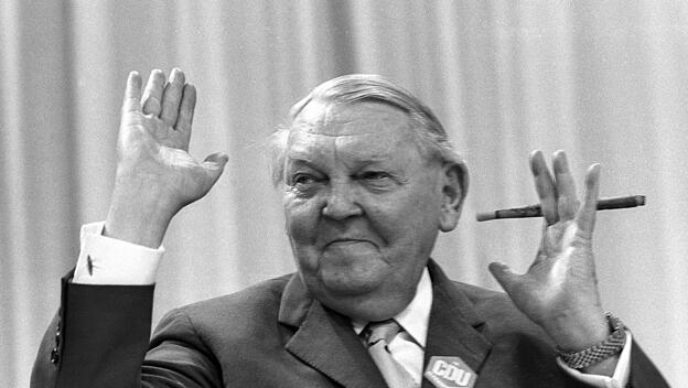 Ludwig Erhard, Wirtschaftspolitiker mit Zigarre