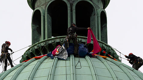 Strickinstallation auf Basilika St. Clemens