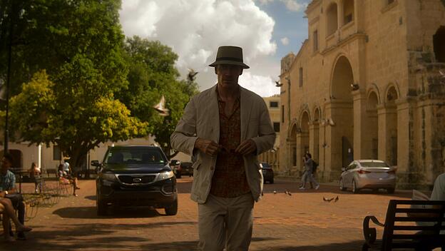 Michael Fassbender als namenloser Profikiller in einer Szene aus „The Killer“.