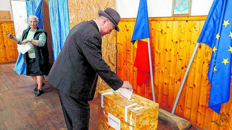 Die rumänische und die europäische Flagge in Pesani