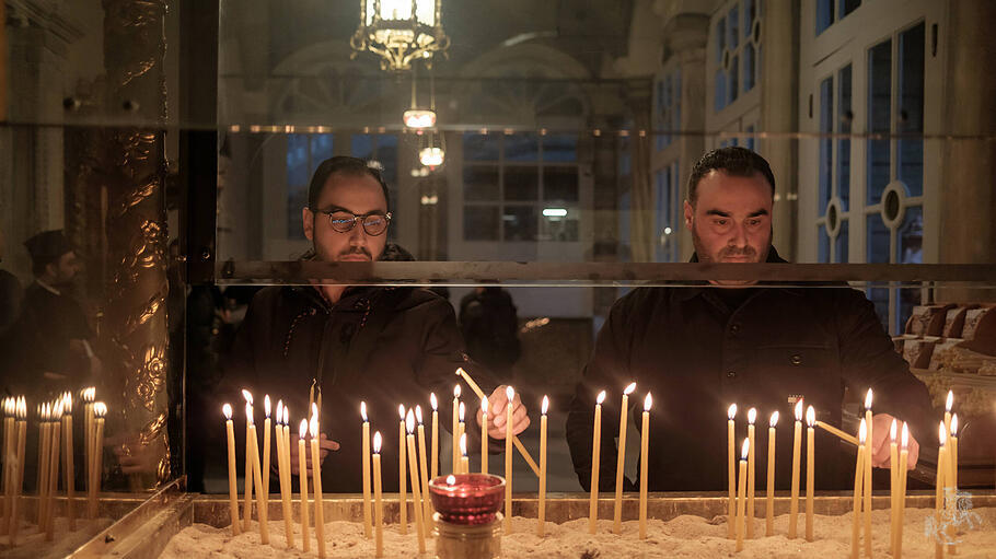 Orthodoxe Gl&auml;ubige erz&uuml;nden Kerzen in Istanbul