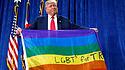Donald Trump posiert mit Regenbogen-Fahne