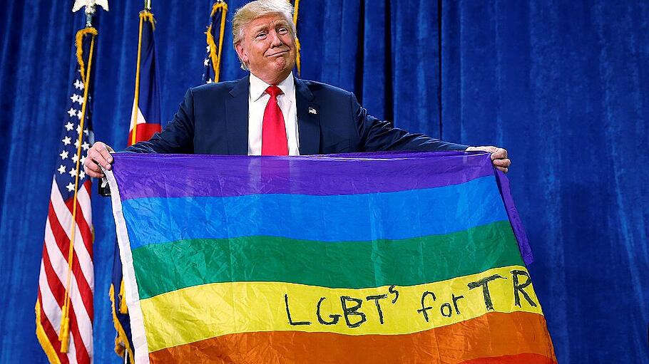 Donald Trump posiert mit Regenbogen-Fahne