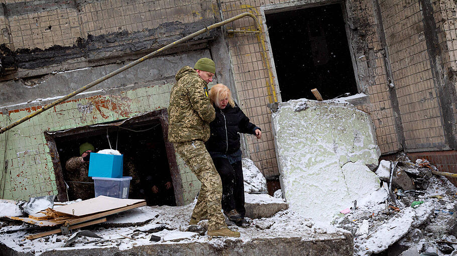 Zerstörtes Wohngebäude in einem Bezirk der ukrainischen Hauptstadt Kiew