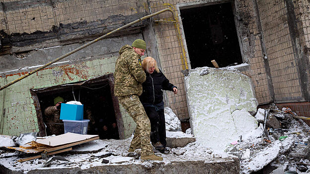Zerstörtes Wohngebäude in einem Bezirk der ukrainischen Hauptstadt Kiew