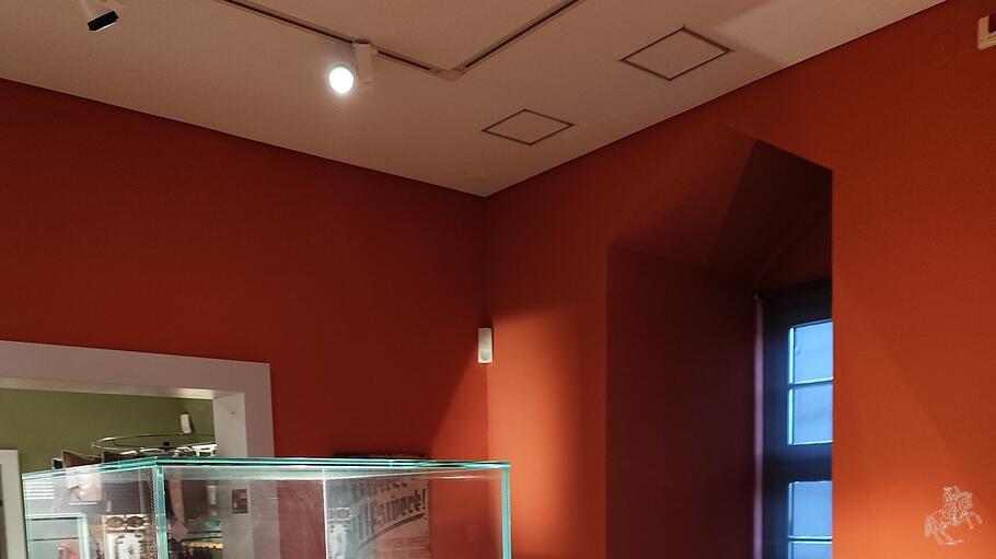 Blick in die Ausstellung bei einem Handwerksmarkt im Bernsteinmuseum &ndash; in der Vitrine (links) moderne Bernsteinkunst.