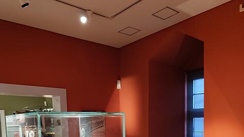 Blick in die Ausstellung bei einem Handwerksmarkt im Bernsteinmuseum &ndash; in der Vitrine (links) moderne Bernsteinkunst.