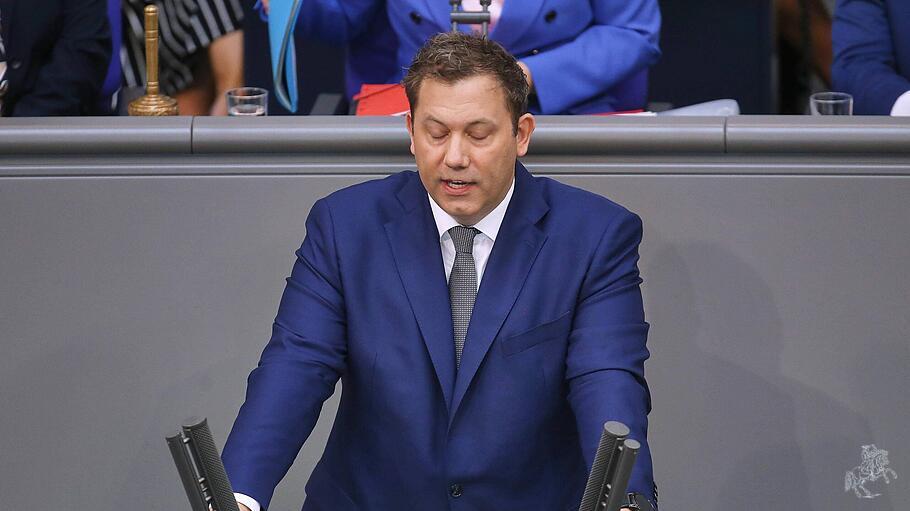 Lars Klingbeil bewirbt im Bundestag seinen Haushaltsentwurf.