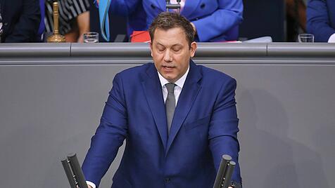 Lars Klingbeil bewirbt im Bundestag seinen Haushaltsentwurf.