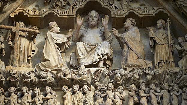 Gotischen Skulpturen auf dem Tympanon des zentralen Westportals mit Szenen vom Tag des Jüngsten Geri