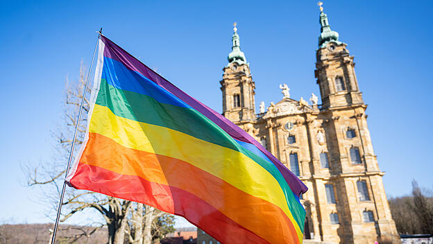 Regenbogenfahne vor der Basilika von Vierzehnheiligen