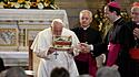 Papst Franziskus hält eine Reliquie des Heiligen Stephanus