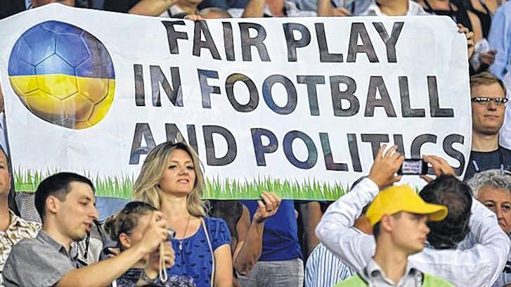 Rebecca Harms und Werner Schulz hielten beim EM-Spiel im VIP-Sektor in Charkiw ein Transparent für "fair play" im Fußball