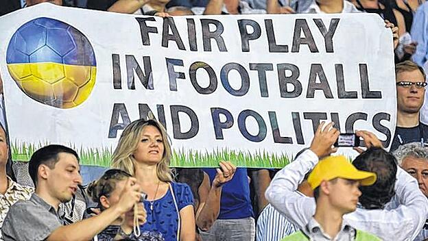Rebecca Harms und Werner Schulz hielten beim EM-Spiel im VIP-Sektor in Charkiw ein Transparent für "fair play" im Fußball