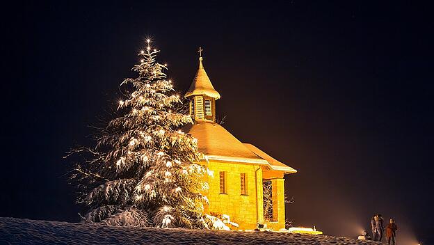 weihnachtlich geschmückte Kapelle