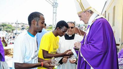 Papst Franziskus begrüßt auf der Mittelmeerinsel Lampedusa gestrandete Flüchtlinge, 2013