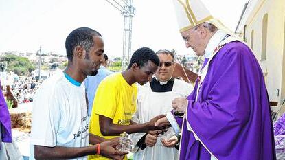 Papst Franziskus begrüßt auf der Mittelmeerinsel Lampedusa gestrandete Flüchtlinge, 2013