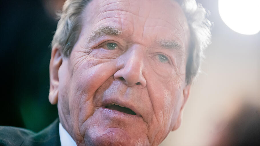 Gerhard Schröder gibt den "Elder Statesman" unter den Putin- Verstehern