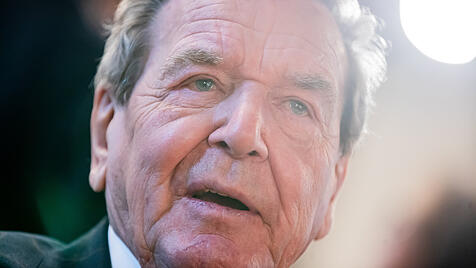 Gerhard Schröder gibt den "Elder Statesman" unter den Putin- Verstehern