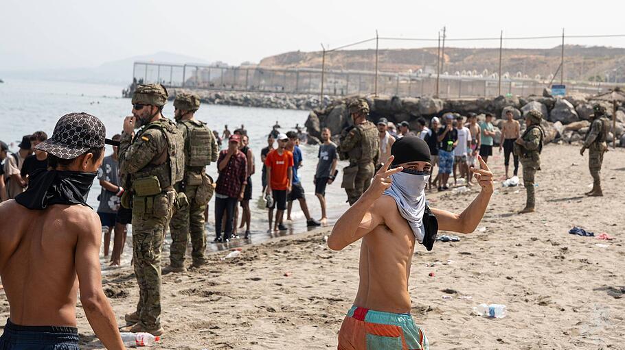 Migranten durchbrechen bei Ceuta die spanische Grenze.