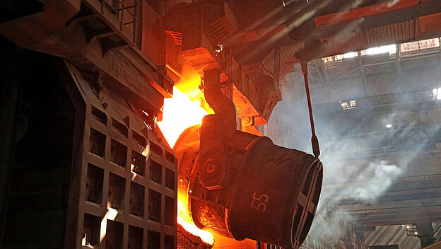 Hoellenfeuer am Hochofen bei Thyssenkrupp Steel Europe (TKS) in Duisburg