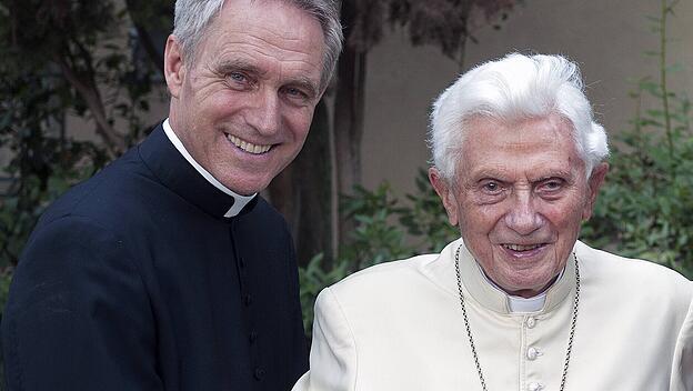 Erzbischof Gänswein und Benedikt XVI.