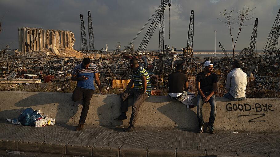 Beirut: Menschen am Hafen mit Blick auf den Ort der verheerenden Explosion