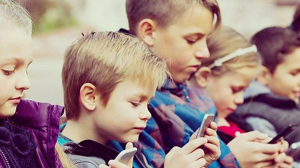 children  with mobile devices