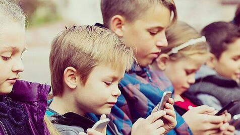 children  with mobile devices