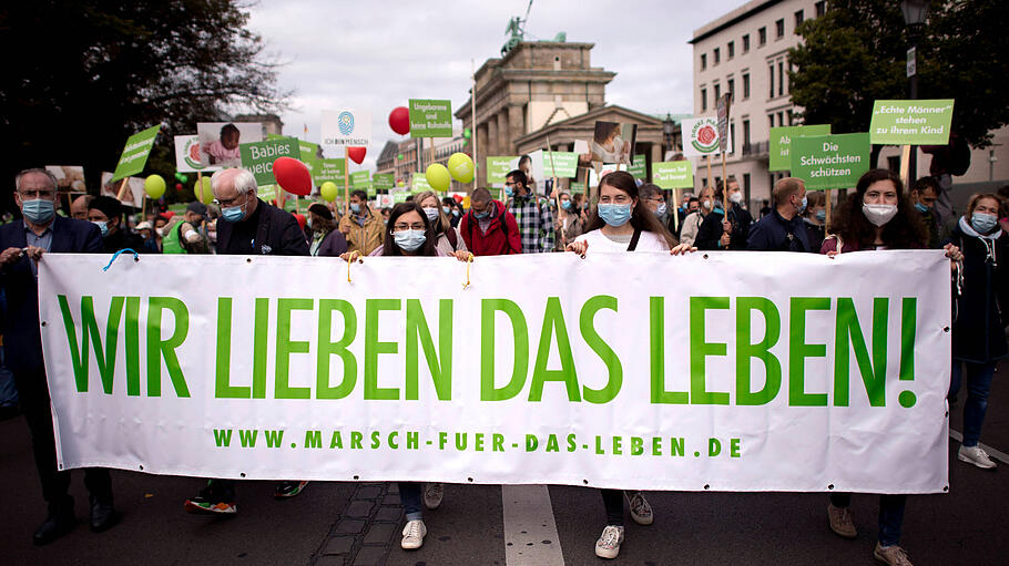 Marsch fuer das Leben DEU, Deutschland, Germany, Berlin, 18.09.2021 Demonstranten mit Transparent Wir Lieben Das Leben a