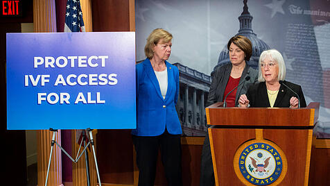 US-Senatoren Patty Murray, Amy Klobuchar und Tammy Baldwin bei einer Presskonferenz zur IVF-Regelung des Supreme Courts in Alabama