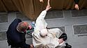 Papst Franziskus im Rollstuhl