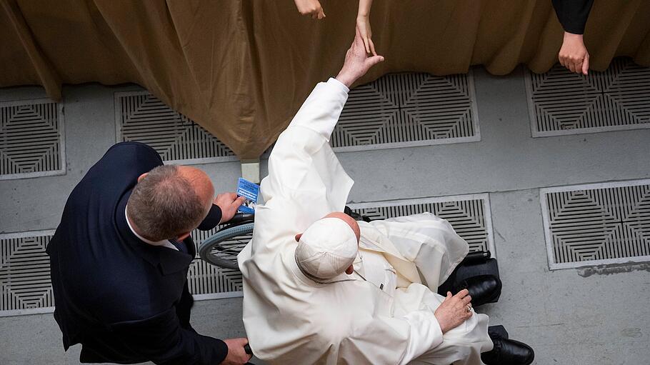Papst Franziskus im Rollstuhl