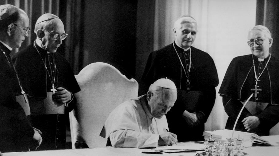 Papst Johannes Paul II. unterschreibt am 25. Januar 1983 den Codex Juris Canonici.