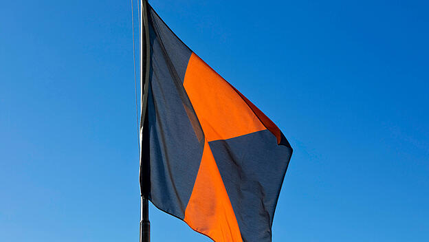 Kolping-Fahne am Kolping-Museum in Kerpen, Geburtshaus von Adolph Kolping