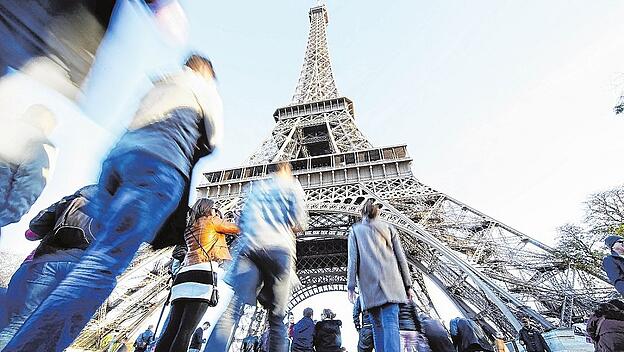 Touristen am Eiffelturm in Paris