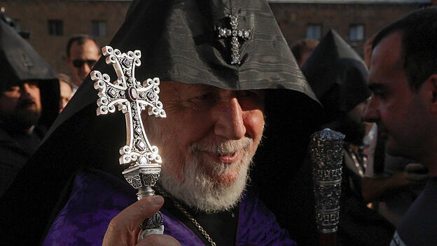 Karekin II. vor der Gerichtsverhandlung
