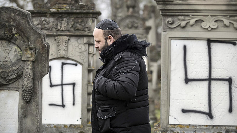 Antisemitismus in Frankreich: Grabsteine mit Graffitis beschmiert