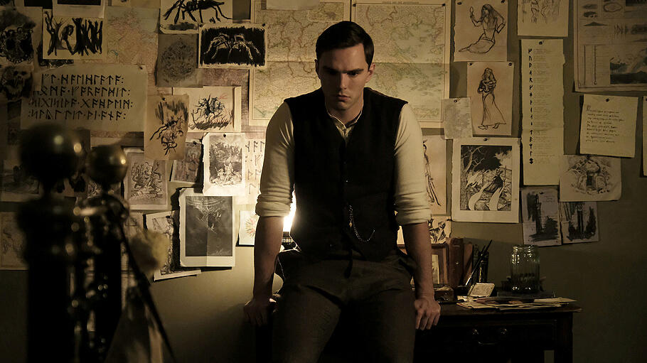 Nicholas Hoult als J.R.R. Tolkien in einer Szene des Films "Tolkien"